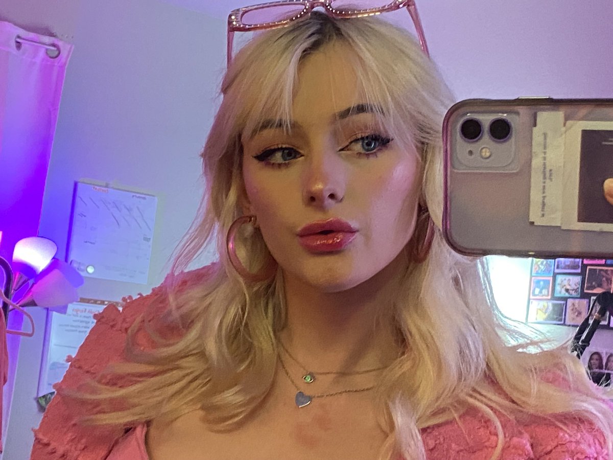 Adrianah Lee on Twitter: “me when I’m being: Barbie 💓”