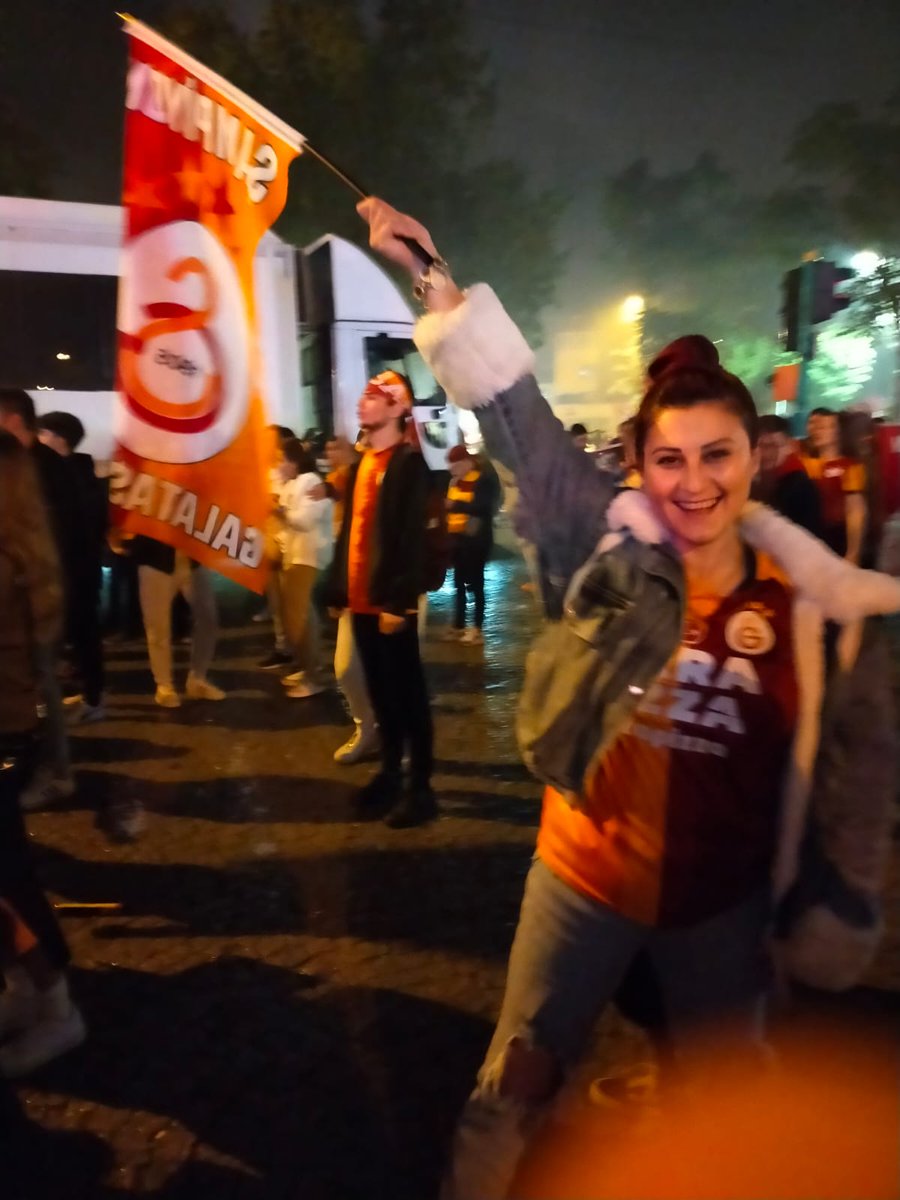 #SampiyonGalatasaray  bağırın ulan şampiyon galatasaray diye