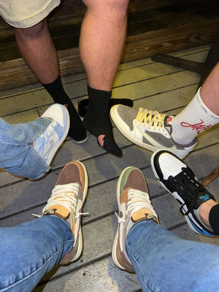 JasonOGLee's tweet photo. @MrUnloved1s @justfeats @MrUnloved1s @justfeats the whole squad loves the 1 low silhouettes. Don’t mind the sock with the hole in it. He got himself a pair now 🤣 https://t.co/UNrJlgKY0W