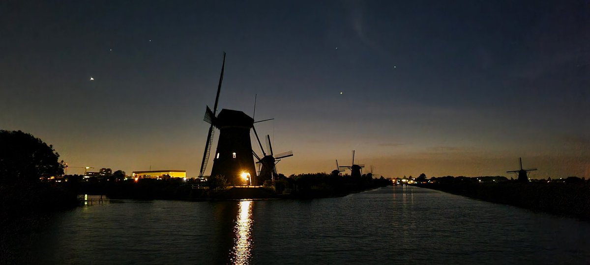 johan_klos's tweet photo. Goedenavond deze #sterrenhemel gisteravond rond 23:30 nog #gefotografeerd bij #kinderdijk de #molens waar #Venus mooi bij stond maar de #driehoek rechts van de #molen kom ik niet uit dacht van de #Voerman met #telefoon gemaakt #dtv @waddensky_nl @Maanwijzer 🙋‍♀️🙋 https://t.co/lIPI3dG8Jz