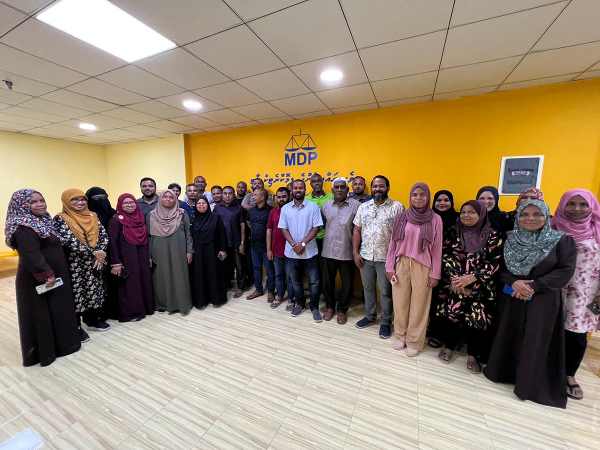 SarahThimara's tweet photo. އައްޑޫ ސިޓީ ހިތަދޫ މެދުދާއިރާގެ ކެންޕޭންޓީމުގެ މިރޭގެ ބައްދަލުވުމުގެ ތެރެއިން. 
ޓީމު އޮތީގަދަކޮށް  ޕާޓީގެ ރިޔާސީ ކެންޑިޑޭޓް، ރައީސް  @ibusolih  އެއްބުރުން ހޮވުމަށް ތައްޔާރަށް.  ⚖️
@MDPSecretariat
#AdduCity #HithadhooMedhuDhaairaa #CampaignTeam #ibu2023 https://t.co/VCUE5po8eN