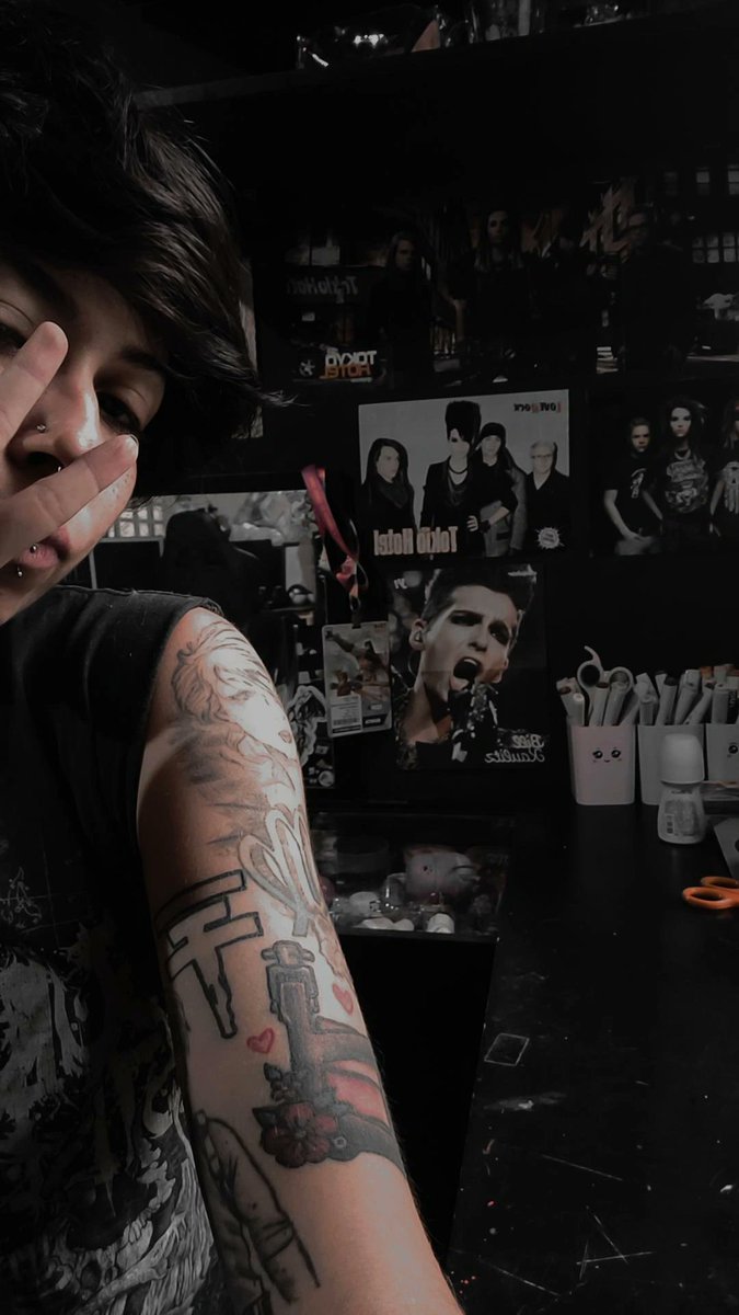 Arrumei meu cantinho na casa nova e coloquei alguns dos meus pôster antigos 🥺 #BrazilLovesTokioHotel #ComeToBrazilTokioHotel