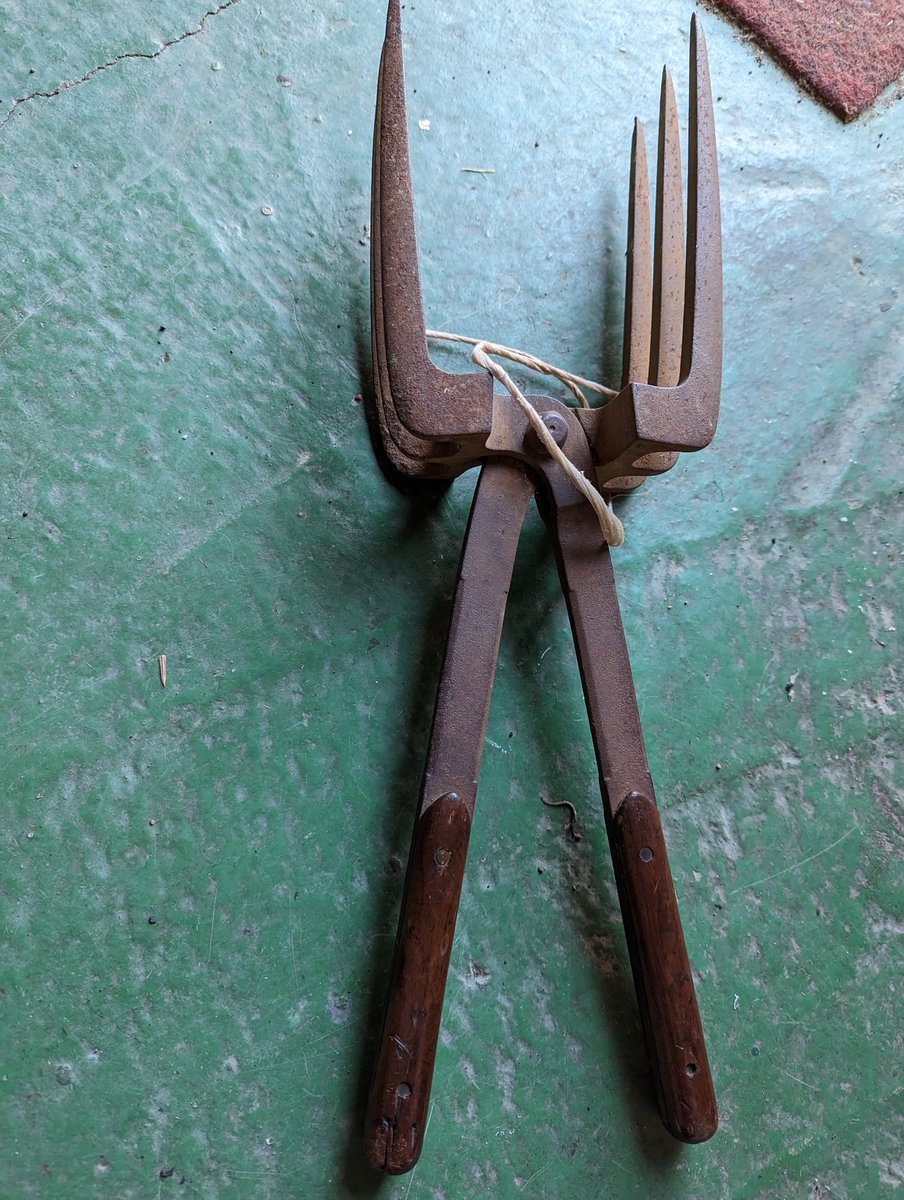 livvythepink's tweet image. Help please #farming twitter. What is this gadget for? Found in a friend&apos;s barn. #farmingtools #countryside #oldtools