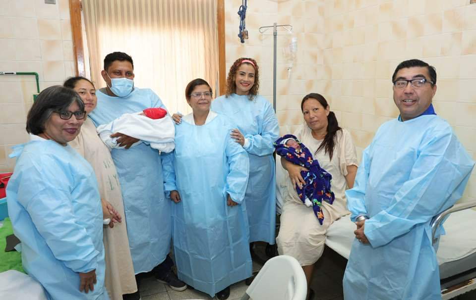 Nuestras autoridades edilicias de Managua y Ministerio De Salud,entregan obsequios que el Gobierno de Nicaragua envía a las madres que dieron a luz este 30 de mayo.
#UnidosEnVictorias 
#MadresGranAmor