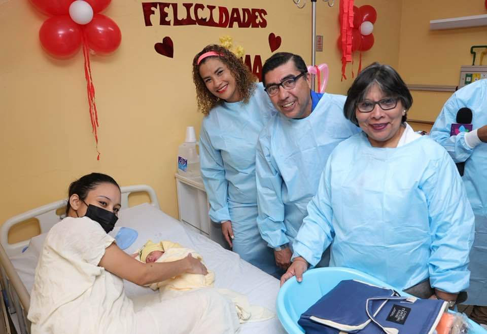 YaderEspinoza01's tweet photo. Nuestras autoridades edilicias de Managua y Ministerio De Salud,entregan obsequios que el Gobierno de Nicaragua envía a las madres que dieron a luz este 30 de mayo.
#UnidosEnVictorias 
#MadresGranAmor https://t.co/GQ86cq8i3M