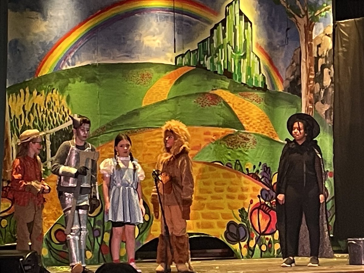What an incredible show. The Wizard of Oz Musical. It was fabulous in every way! Thanks to Ms. Hart, Mme collinson, Mme Allen for preparing our amazing students. Paul and Andrea for the beautiful backdrop. Anna for costume design! All other who helped! #followtheyellowbrickroad