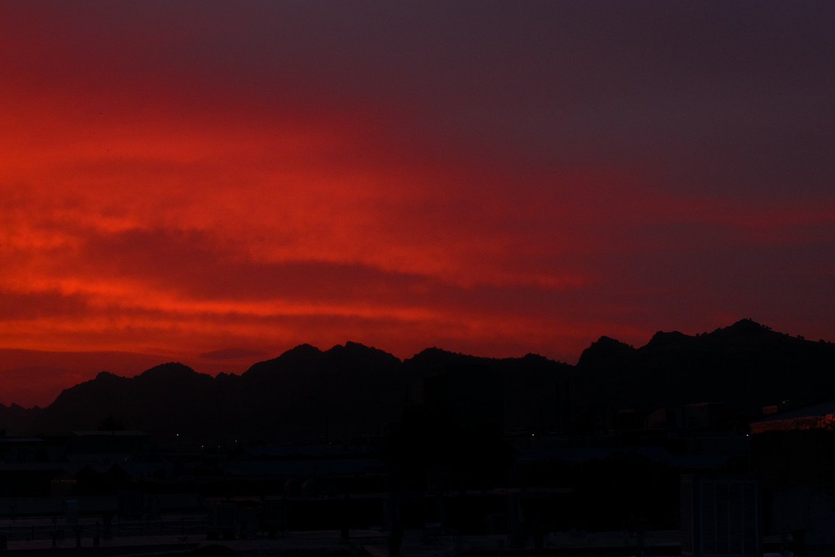 آسمون قرمز و غروبِ امروزِ خرم آباد
خیلی قشنگ بود😍☀️
