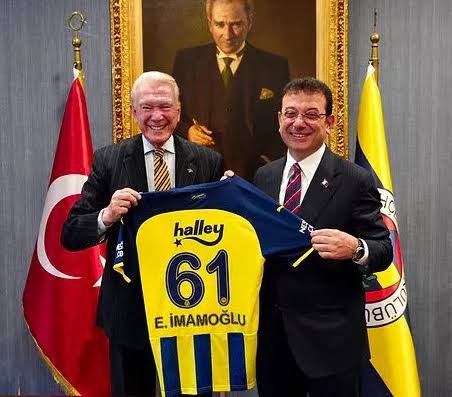 Fenerbahçe bu fotoğraf ile bitmişti zaten. CHP yancısı Uğur Dündar 61 numaralı formayı sırıtarak İstanbul belediye başkanından aldıktan sonra hala bu kulübün yönetiminde bi taraflarını yayarak oturabiliyorsa. 
O Fenerbahçe zaten çoktan bitmiştir arkadaşlar
#alikoçistifa