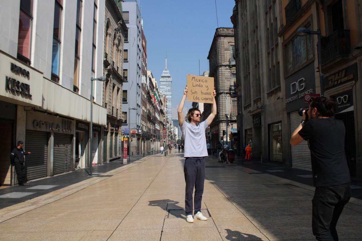 RubnRoa's tweet image. ¡No manchen! me encontre al de los memes, al #dudewithsign anda en las calles de la ciudad, es ya vi el hashtag y se ve que anda en el zocalo y otros puntos ¿lo vieron?