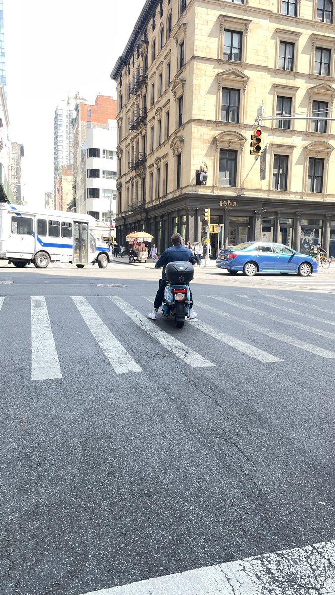 sxleung's tweet photo. @_GoRevel  FYI- bad behavior is prevalent with Revel riders. This guy ran a red and rode around without a helmet
Pics taken May 30 at 2:43pm ET https://t.co/Vz7cEccdfQ