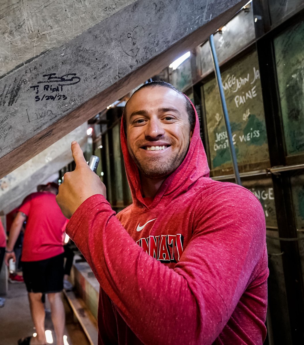 Reds's tweet photo. Fenway first-timers 🖊️ https://t.co/rQxkuDNMc8