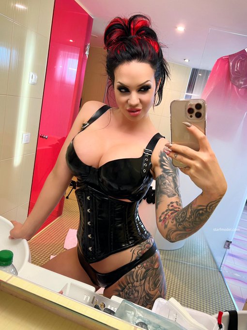 What’s the time when you see this? 😏
#latex #corset #redhaor #tattoo #tuesdayvibe https://t.co/0Z1dT