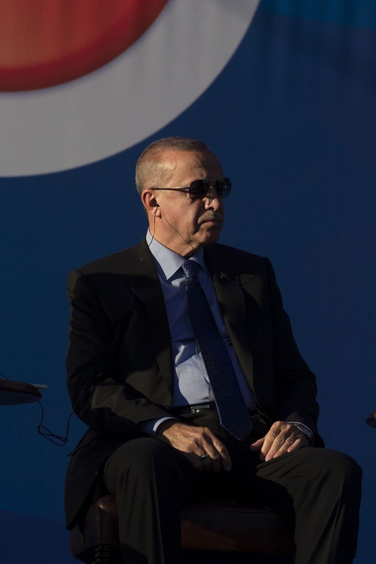 "Aslanlar meydana inerse çakallar kaçacak delik arar."