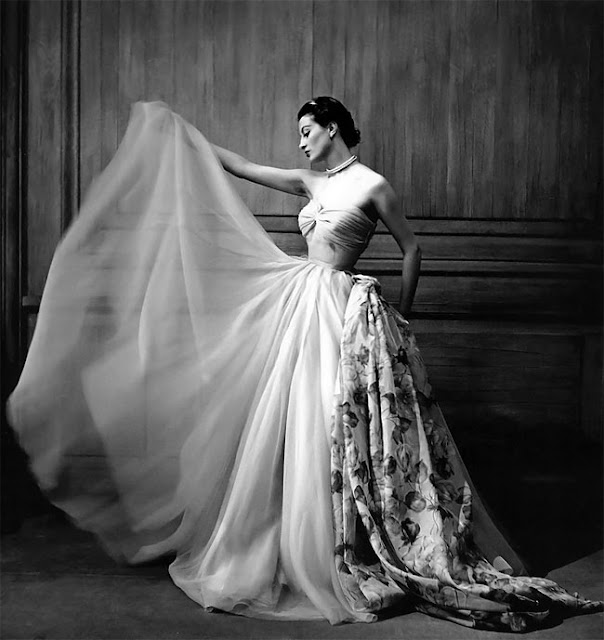rollingArt43's tweet photo. ∎
French model Capucine
who used to model
for
Givenchy and Dior,
in a beautiful chiffon evening gown,
by
Pierre Clarence,
photographed at
La Tour d'Argent.
Paris
1953
© Georges Dambier
#Capucine #PierreClarence #FashionDesigner https://t.co/mkbJ9KPigS