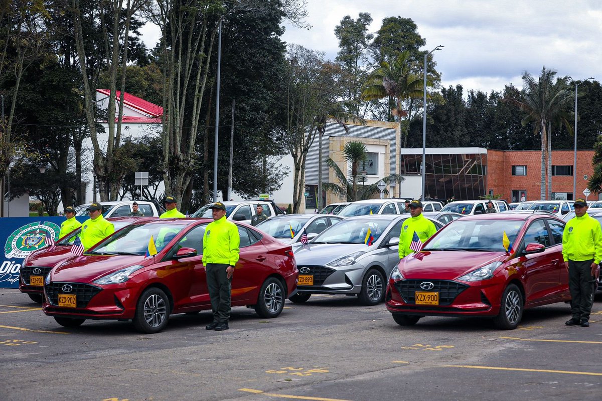 DirectorPolicia's tweet photo. La @PoliciaAntiNar recibe la donación de un moderno parque automotor, compuesto por 84 camionetas, 14 automóviles, un camión, un furgón, una retroexcavadora, un microbús y 9 cuatrimotos, esto permite fortalecer la lucha contra el delito, especialmente el narcotráfico. https://t.co/hQl7GuALQa