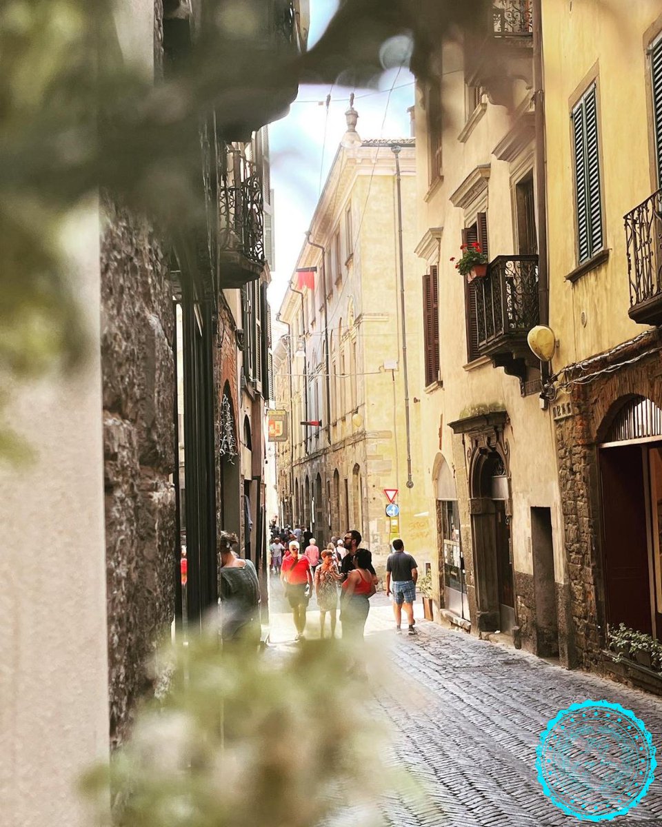 Sneak peek at a Bergamo street. 👀

#italy #italytravel #italia #bergamo #lombardia #bergamostreet #bergamostreets #italyphoto #bergamophoto #Lombardia