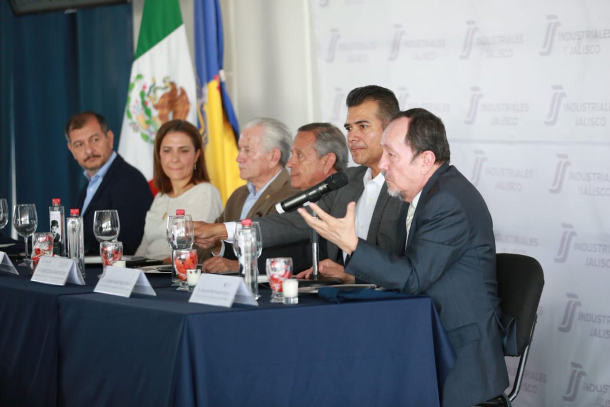 Canaive_Jal's tweet photo. Esto con el objeto de delinear planes de trabajo futuros que apoyen la productividad y competitividad de esos talleres y empresas de la confección que tienen presencia en todo Jalisco. https://t.co/wFgoWvTMF2