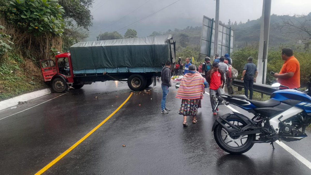 Colisión de camión y pickup en el km210 ruta Cito-180, jurisdicción Zunil, Quetzaltenango. #CruzRojaGT junto a @BVoluntariosGT estabilizan y trasladan al HRO a 8 personas con múltiples traumas, 3 personas más fallecen en el lugar.