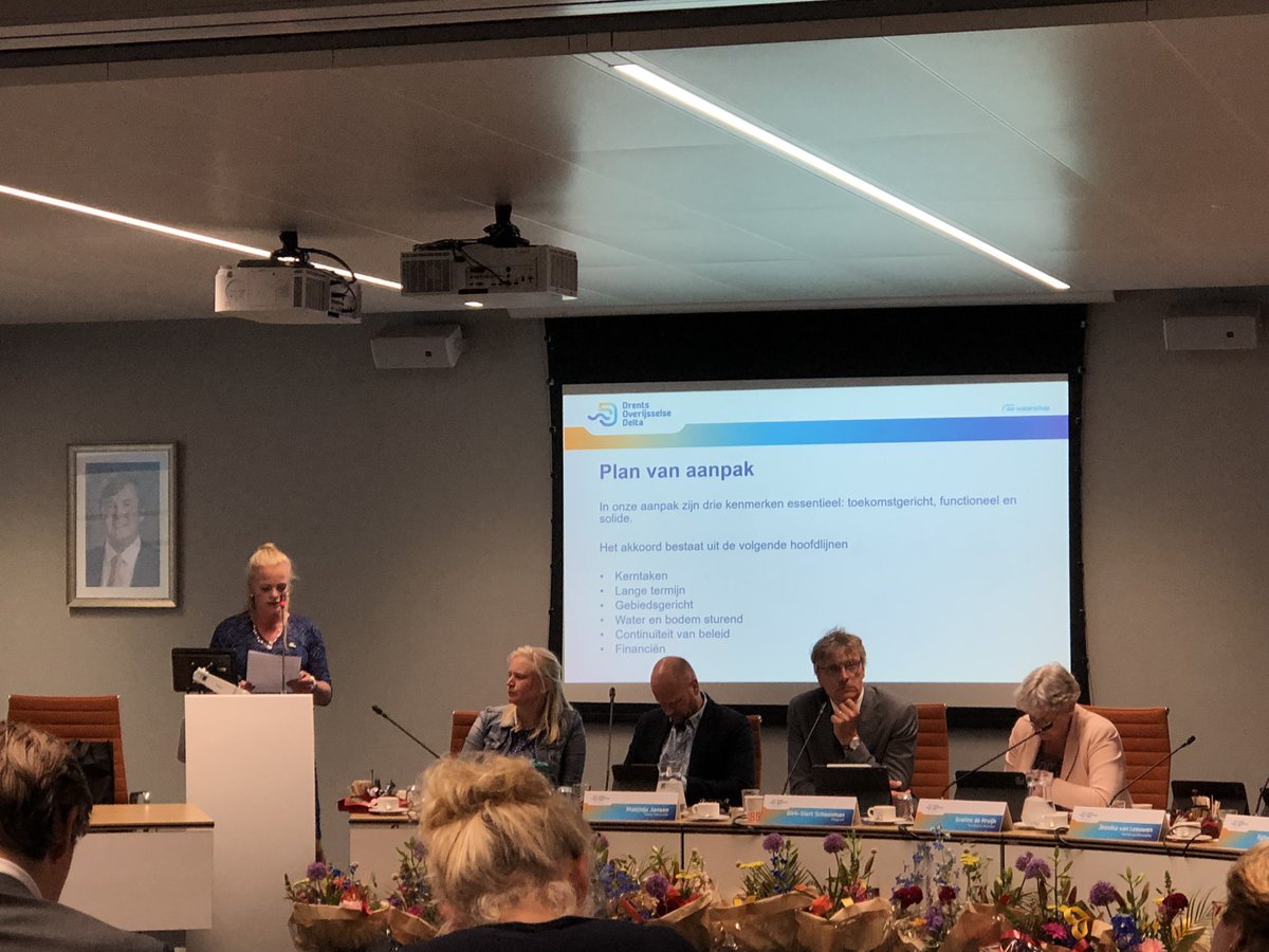 Vanavond presenteert (in)formateur Piet Zoon het verslag van de coalitie-onderhandelingen. Presenteert de coalitie een nieuw akkoord en treed er een nieuw Dagelijks Bestuur aan waardoor er ook nieuwe Algemeen Bestuur leden aantreden. Een volle avond.