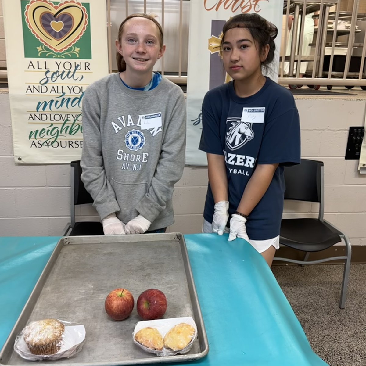 Middle schoolers from Carroll Creek Montessori PCS gave back to the community by serving lunch today!

#givingback #giveback #volunteerism #volunteers #community #compassion #servingthecommunity #helpushelpthem #support #helpothers #dogood #montessori