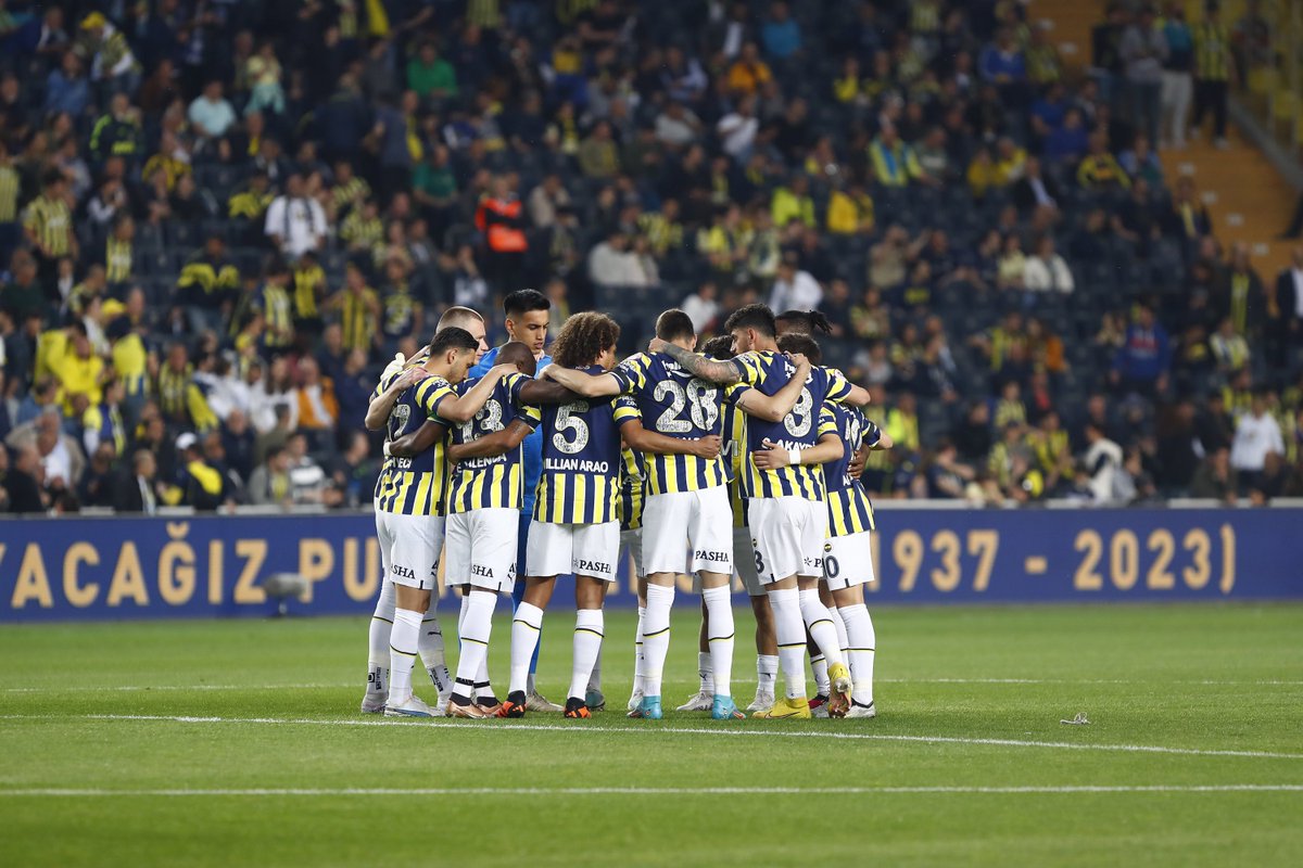 OkochaBey's tweet photo. Puan kaybedilmiş Ümraniye, İstanbulspor, 10 kişilik beşiktaş maçları… Şampiyonluk gitti beyler otel rezervasyonlarınız hazır mı ammmmmna koyduklarım. https://t.co/liL7eq39gJ