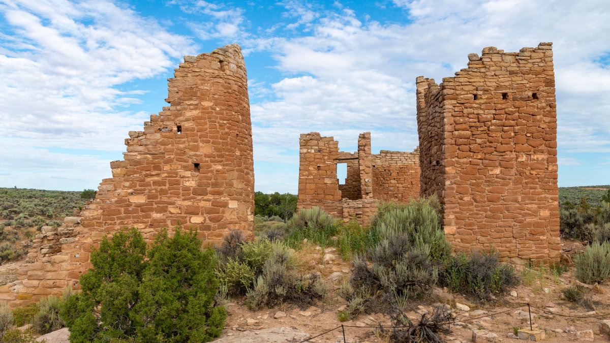 VisitUSAParks's tweet photo. Discover a hidden gem of the American Southwest, #HovenweepNationalMonument! Uncover ancestral Puebloan culture and stunning stone architecture. Explore six prehistoric villages, intricate towers, kivas, and desert trails. https://t.co/xOpPkyocK3