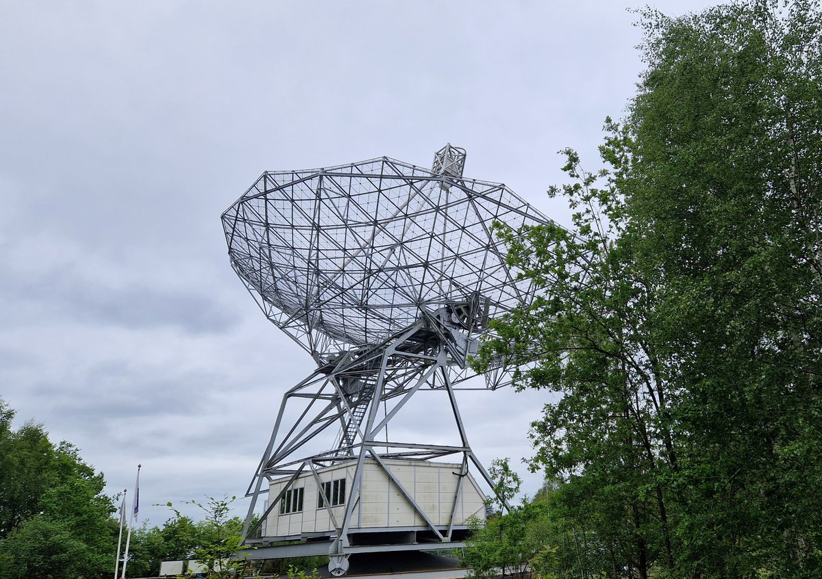 Do you see center signal?
5 billions years ago a quasar emitted photons that have traveled in time to reach <a href="/radiotelescoop/">Dwingeloo Telescoop</a> where I can see it. It is almost a spiritual experience!