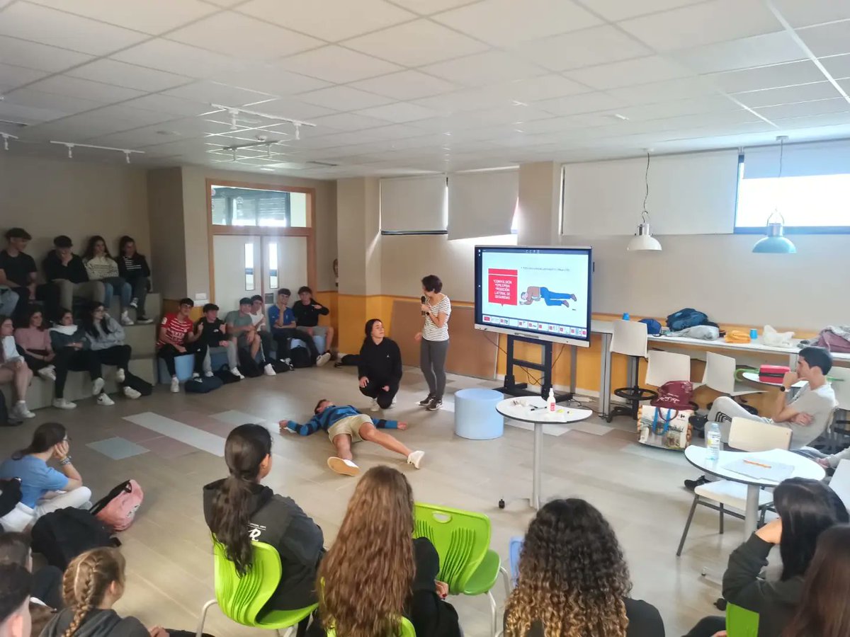 Sesión de 1os auxilios con el alumnado de 1BTO gracias a Gloria Marinas. Un viernes distinto. Estupenda experiencia.