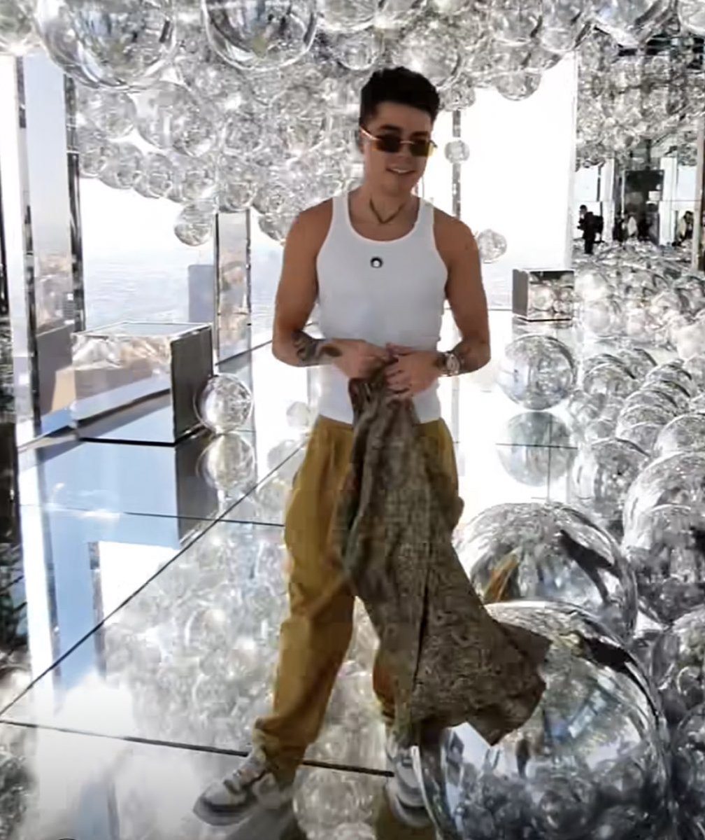 Mario Bautista se encuentra en Nueva York haciendo entrevista y fotos para la revista MADMENMAGAZINE 🗽
•
<a href="/MADMENMagazine/">MADMENMAG</a>