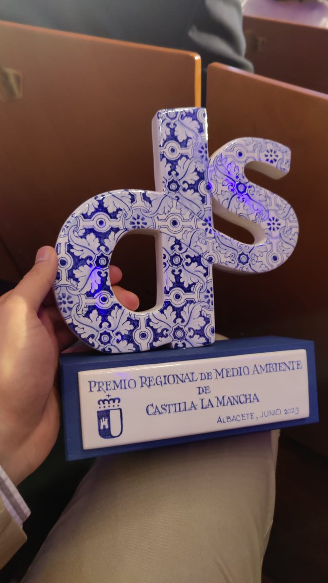 ¡En la Gala del #DíaMundialDelMedioAmbiente, capturamos el momento con un selfie de rigor! 📸🌍 Nuestros compañeros @cgmorcillo y @dvallejofdez recogieron el premio con orgullo y gratitud. ¡Gracias @dsostenibleclm,@gobjccm, @uclm_es ! 🙌🏆💚 #PremioRegionalMedioambiente2023