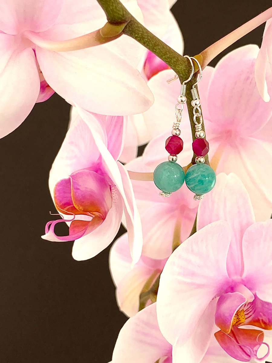 EarringsOfGem's tweet photo. These earrings feature green amazonite as the largest gemstones, in their fresh coloured natural beauty.
Available via Etsy: https://t.co/V2sikF8flr
#madeinwales #wirewrappedearring #pinkgreenearring #handmadeearring #magentaearring #wirewrappedgreen #bohoearrings https://t.co/szN1E33Zi5