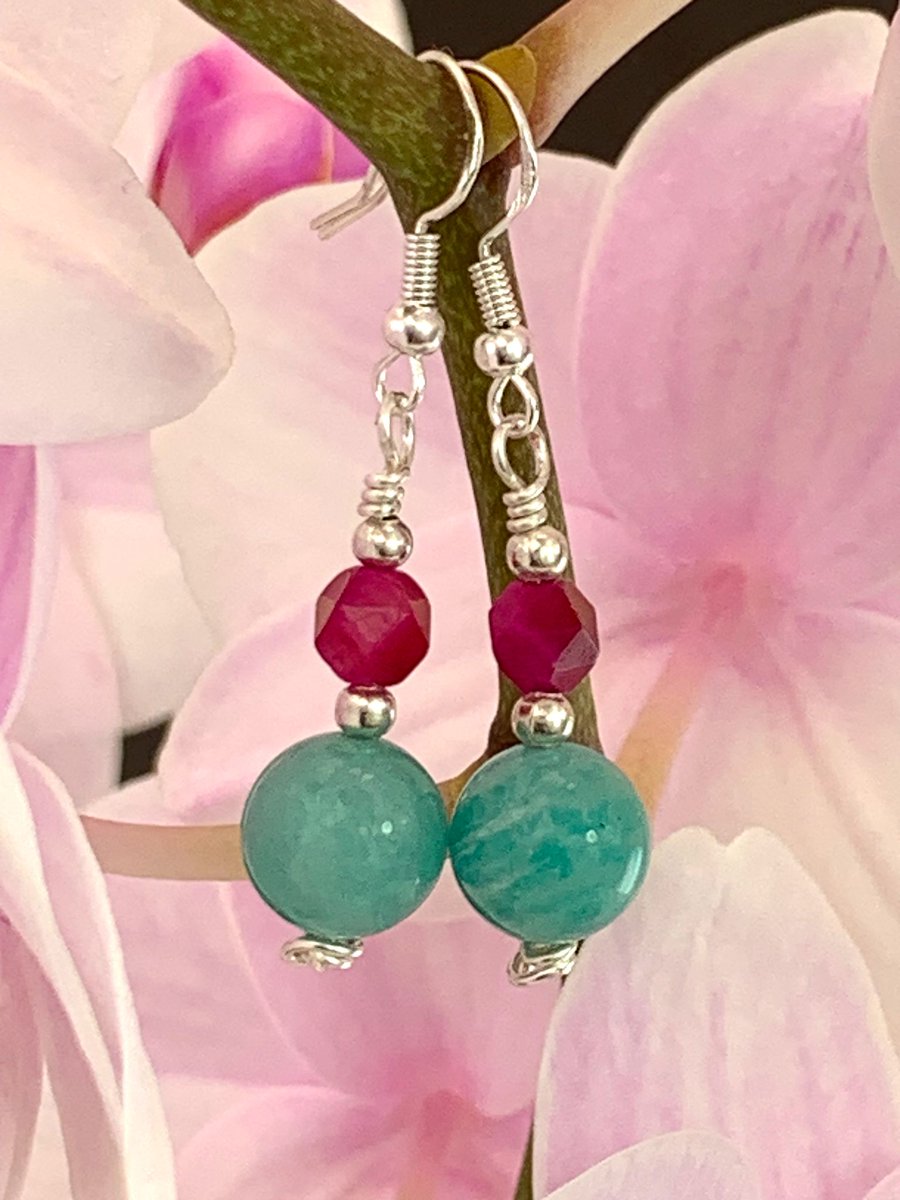 EarringsOfGem's tweet photo. These earrings feature green amazonite as the largest gemstones, in their fresh coloured natural beauty.
Available via Etsy: https://t.co/V2sikF8flr
#madeinwales #wirewrappedearring #pinkgreenearring #handmadeearring #magentaearring #wirewrappedgreen #bohoearrings https://t.co/szN1E33Zi5