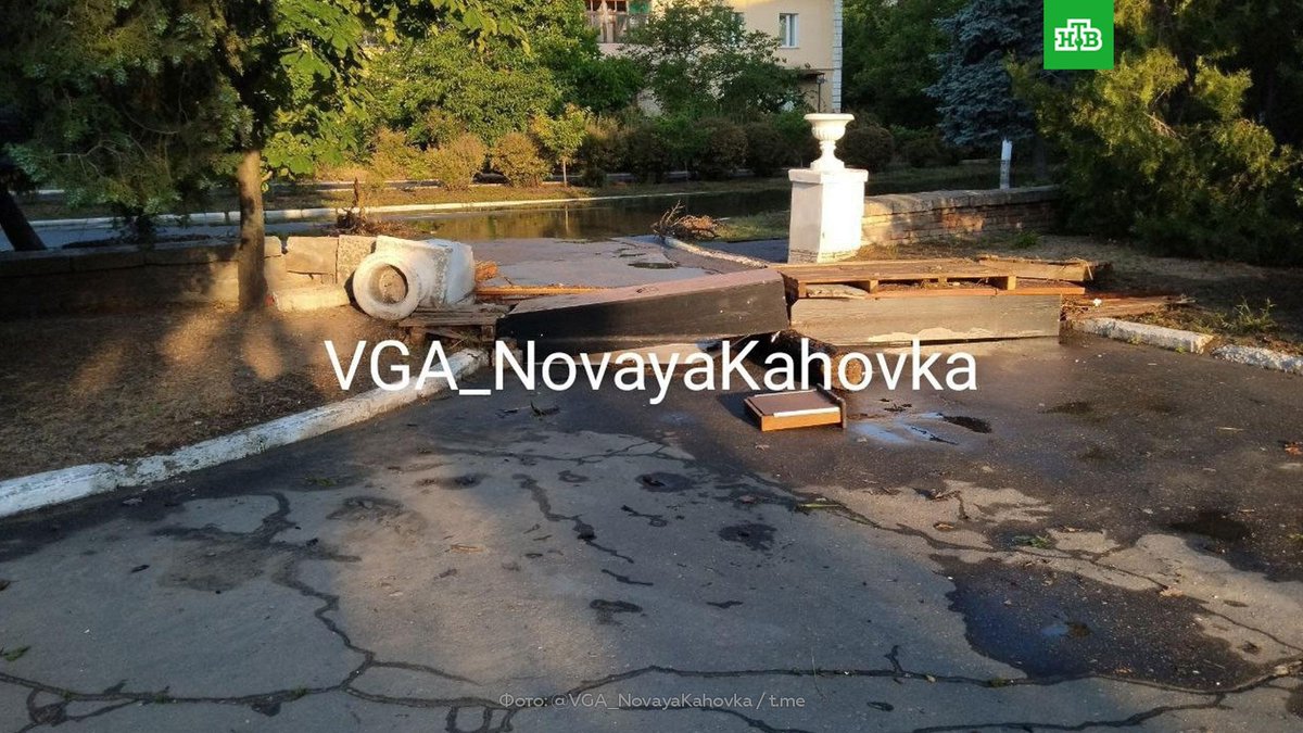 Cемь человек, по предварительным данным, пропали без вести в окрестностях Новой Каховки после разрушения ГЭС , сообщил мэр города. Уровень воды на затопленных улицах начал постепенно снижаться