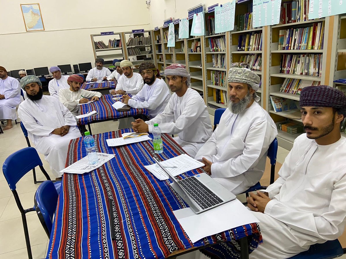 لليوم الرابع تتواصل برامج فعاليات أسبوع الإنماء المهني بالمدرسة من خلال الجلسة الأولى لورشة أساسيات اللغة الإنجليزية بصحبة الأستاذ مرهون المقبالي والأستاذ محمد المرشودي .