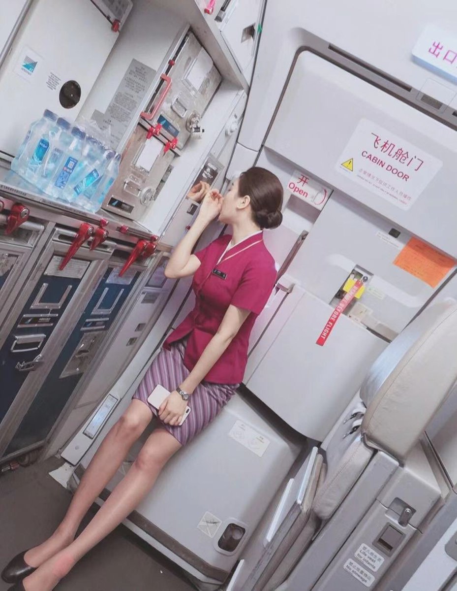 xiaokeya66's tweet photo. 我都忘记我在做什么了，别误会没有舔手指 
#南航空姐 #空姐约炮 #空姐兼职 https://t.co/qnIfyjMNgZ