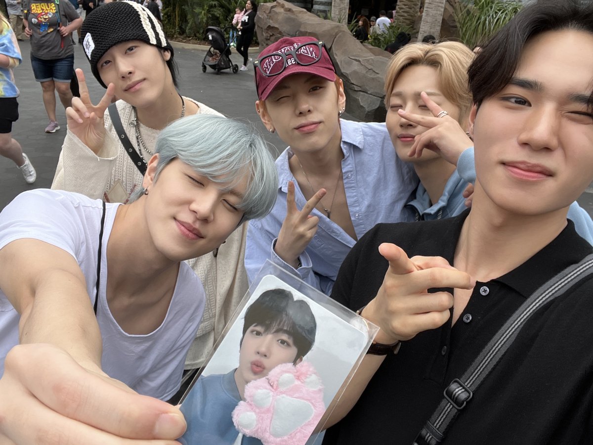 WEi__Official's tweet photo. 위아이의 두 번째 월드투어💟
항상 위아이가 달려갈 수 있는 에너지가 되어주는 루아이 진심으로 감사드립니다🫶

#위아이 #WEi 
#2ND_WORLD_TOUR #PASSION
#위아이_가보자고 https://t.co/RFPyzVlib6