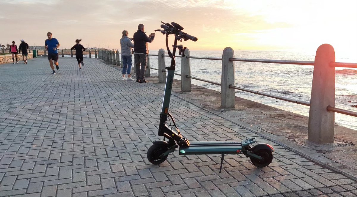 TechnoBokMedia's tweet photo. With its futuristic bright light bar stem, large 16 AH high quality battery & 600W dual motor driven performance achieving a speed of 40 km/h and up to 40km* range happens with ease. This is the impressive #Vsett 8+ from #Synergy7ZA
.
.
#Vsett
#Vsett8+
#Synergy7 https://t.co/RNA2CnyQ9V