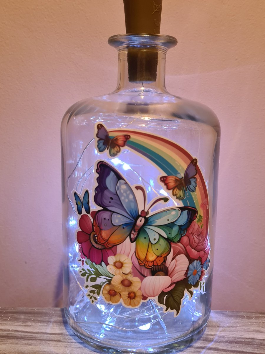 VCreations07's tweet image. Floral butterfly and rainbow design bottle lamp 💜💚💙

etsy.com/uk/listing/146…

#MHHSBD #EarlyBiz