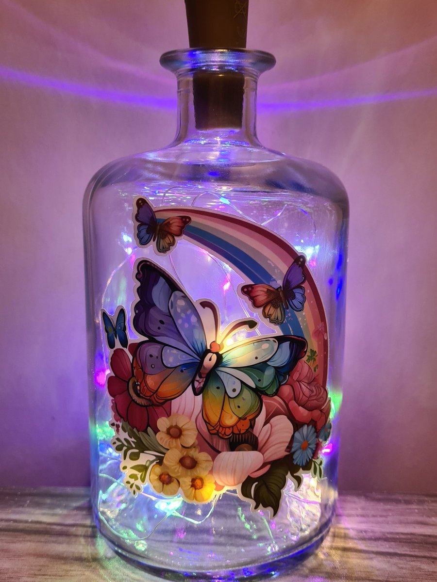 VCreations07's tweet image. Floral butterfly and rainbow design bottle lamp 💜💚💙

etsy.com/uk/listing/146…

#MHHSBD #EarlyBiz