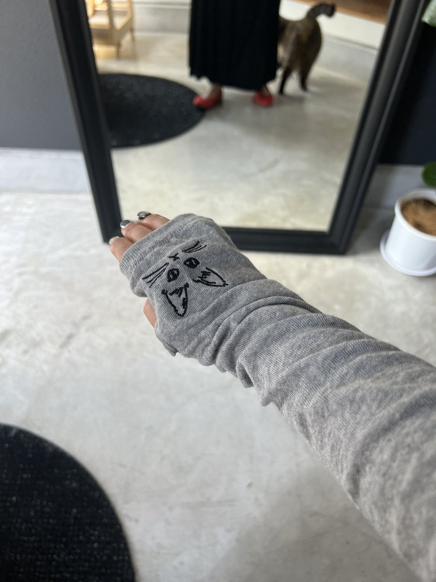 猫の刺繍が入ったUVアームカバーだよ✨
指穴付きのデザインなので手の甲までしっかりとカバーしてくれます。

zootie（ズーティー）：フェイバリット UVアームカバー▼
e-zakkamania.com/c/00/000000039…
猫化マニア▼
<a href="/nyakkamania/">猫化(ニャッカ)マニア</a> 
#PR
#猫化族団らん中
#猫化族
#猫化マニア
#ニャッカマニア
#猫グッズ
