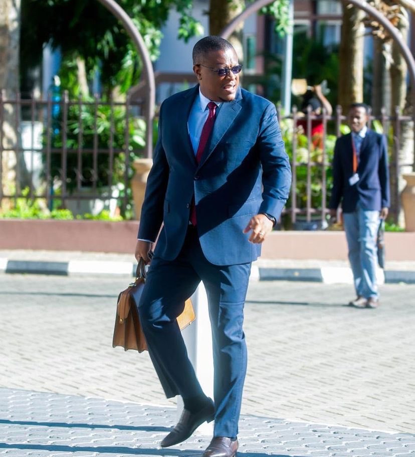 Nnauye_Nape's tweet photo. Usikimbie magumu kwani yapo kukutambulisha! Unavyo yakabali ndivyo yanavyokutambulisha, nguvu na udhaifu wako pia! https://t.co/NhudwrBTJL
