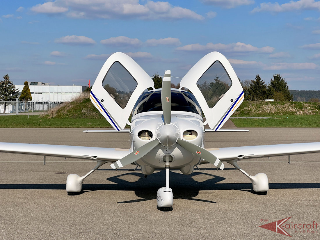 🛫 Cirrus SR-20 for sale! 1656 TT, 65 SFRM, Avidyne glass cockpit with DFC-90 Autopilot and much more! In Germany info@K-aircraft.de zurl.co/KLXA #kaircraft #aircraft #aircraftforsale #aviation #generalaviation #avgeek #privateaviation #cirrus #sr20