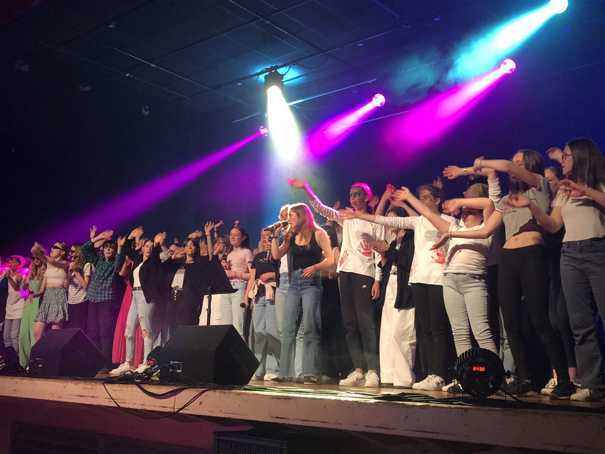 CollegeCharles's tweet photo. Spectacle du FSE : les élèves ont emballé le public 
Bravo pour votre travail et merci aux professeurs. https://t.co/7uy5TtuiX2