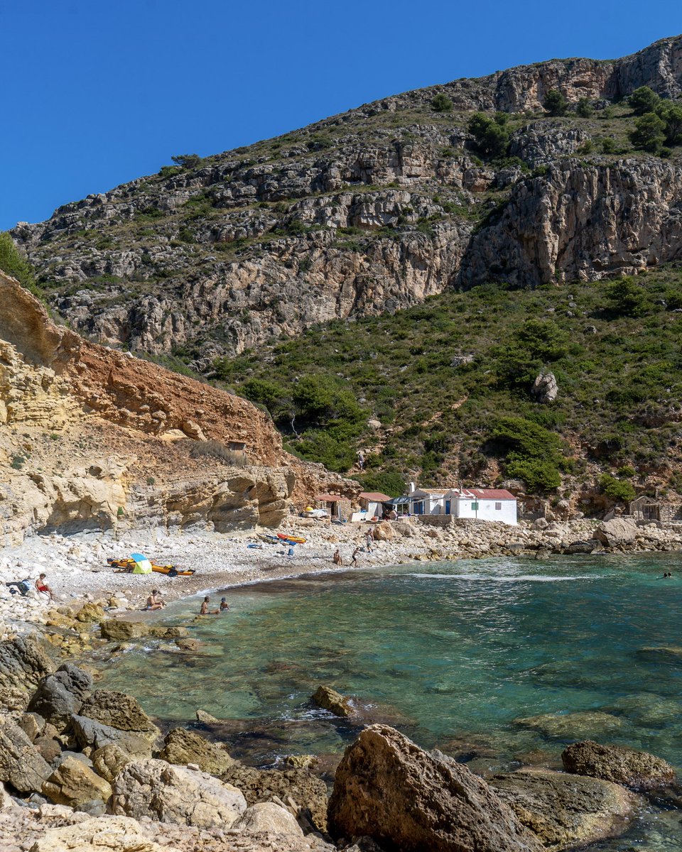 costablancaorg's tweet image. Uno de nuestros tesoros más especiales, la Cala del Llebeig en #Benitatxell 🩵🏝️

Aún conserva antiguas casitas de pescadores. 🏠🐟

Dos rutas senderistas te llevan a ella; la de los Acantilados desde Cala Moraig y la del Barranco de la Viuda.

Si la visitas, cuídala #CostaBlanca