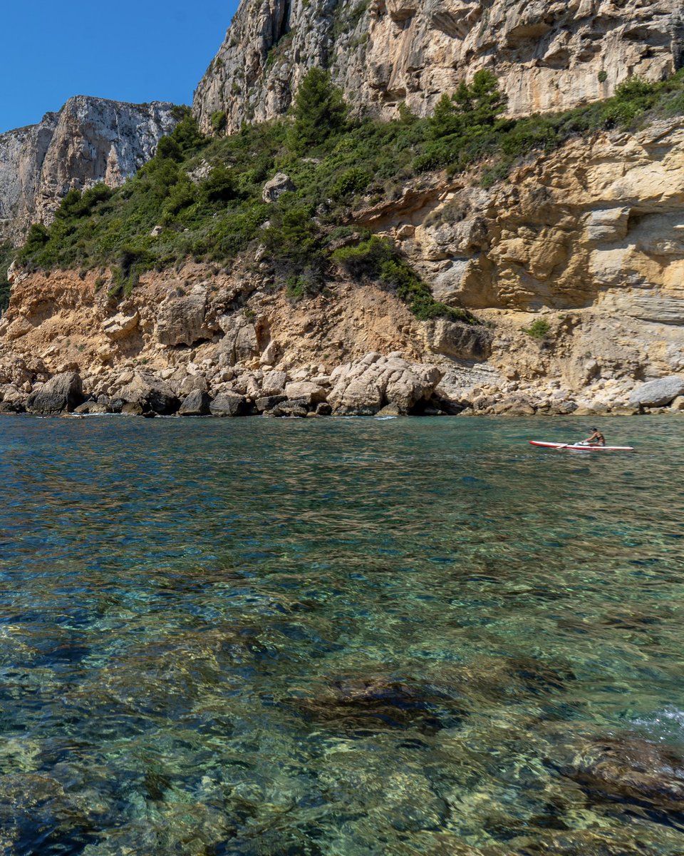costablancaorg's tweet image. Uno de nuestros tesoros más especiales, la Cala del Llebeig en #Benitatxell 🩵🏝️

Aún conserva antiguas casitas de pescadores. 🏠🐟

Dos rutas senderistas te llevan a ella; la de los Acantilados desde Cala Moraig y la del Barranco de la Viuda.

Si la visitas, cuídala #CostaBlanca