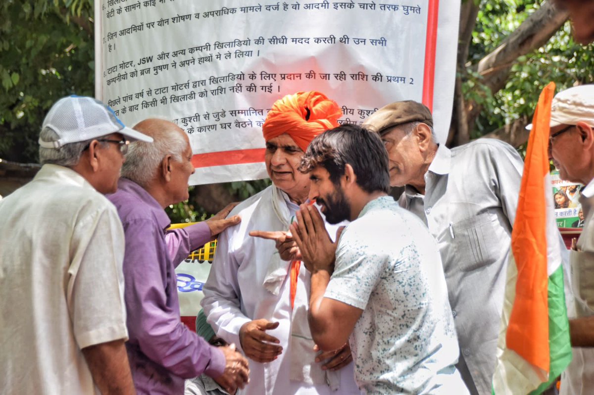 du_jat's tweet photo. पहलवान अपना प्रदर्शन ख़त्म करें या जारी रखें, ये उनकी मर्ज़ी है। लड़ाई तो ये उनकी ही है।

लेकिन उन्हें पारदर्शिता बरतनी चाहिए। वे उन लोगों के प्रति जवाबदेह हैं जिनसे उन्होंने समर्थन माँगा और उन्हें मिला भी।

@DrSarvapriya की इस बात से पूर्णतः सहमत हूँ। 

@BajrangPunia @Phogat_Vinesh