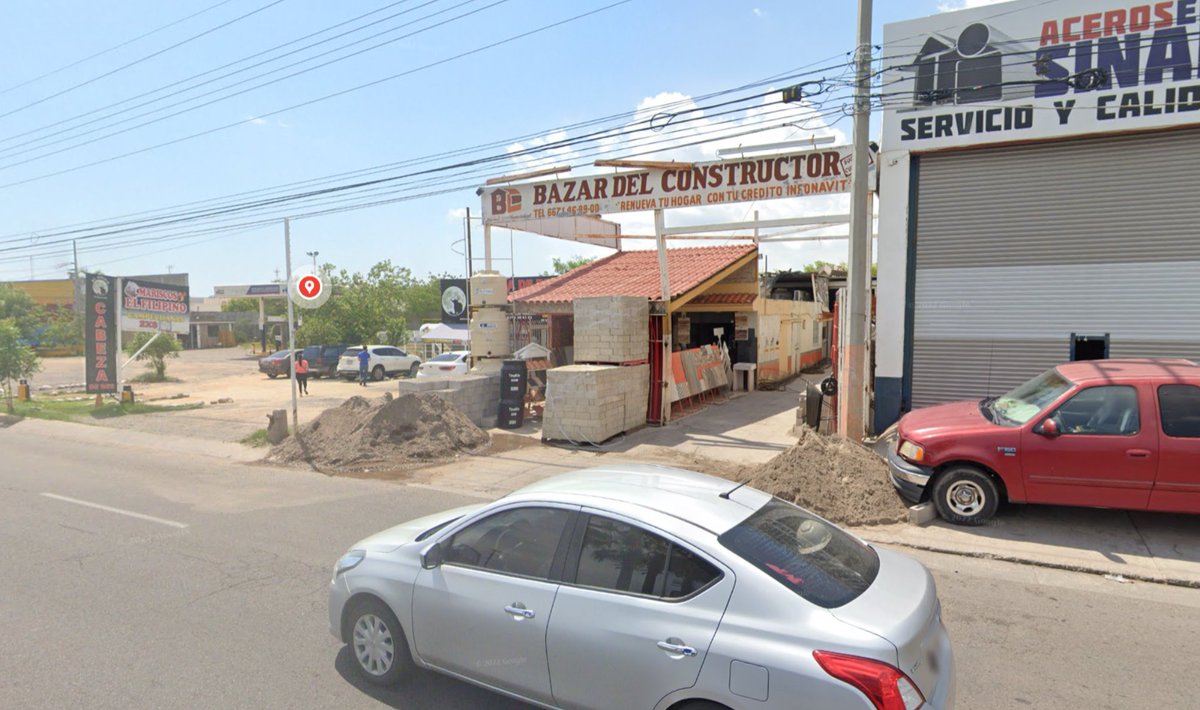 BoicotPeatonal's tweet photo. Llegó el 1er martes del mes y con ello la denuncia destacada. 
Bazar del Constructor tiene 4.8 estrellas en google maps pero su invasión con materiales de construcción de forma permanente nos hace pensar que no merece tanto aplauso 
Entra calificando 1 ⭐️!
https://t.co/LASiKf4EZf https://t.co/4VB8ejvXaq
