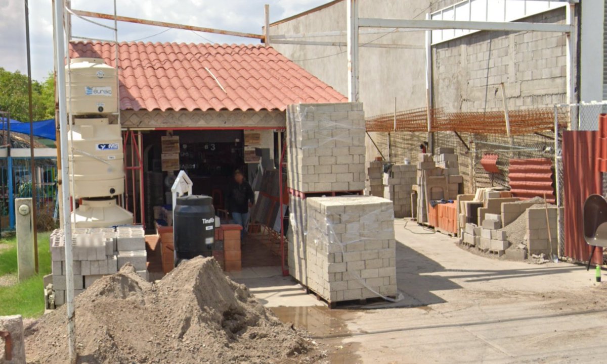 BoicotPeatonal's tweet photo. Llegó el 1er martes del mes y con ello la denuncia destacada. 
Bazar del Constructor tiene 4.8 estrellas en google maps pero su invasión con materiales de construcción de forma permanente nos hace pensar que no merece tanto aplauso 
Entra calificando 1 ⭐️!
https://t.co/LASiKf4EZf https://t.co/4VB8ejvXaq