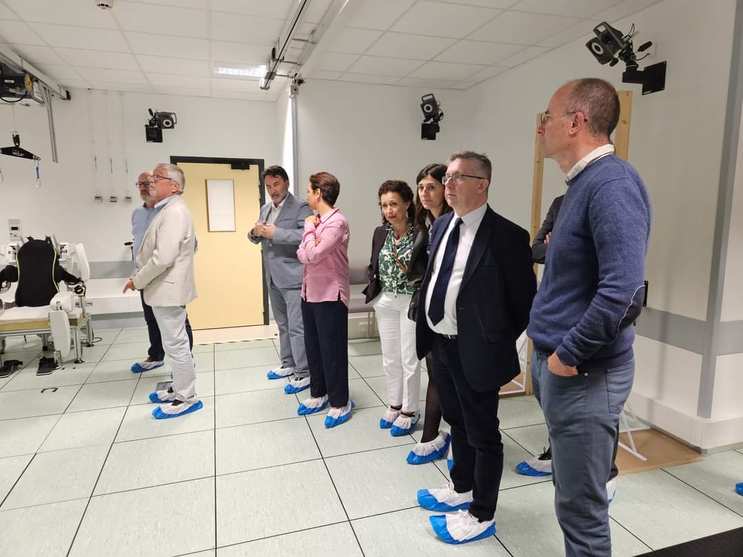 cferrari_38's tweet image. C&apos;est une première mondiale qui n&apos;est pas passée inaperçu ici, à #Grenoble : une personne paraplégique pilote sa marche par la pensée. 
Visite de travail à #Clinatec, ce centre de recherche biomédicale qui donne un formidable espoir pour les personnes paralysées notamment.