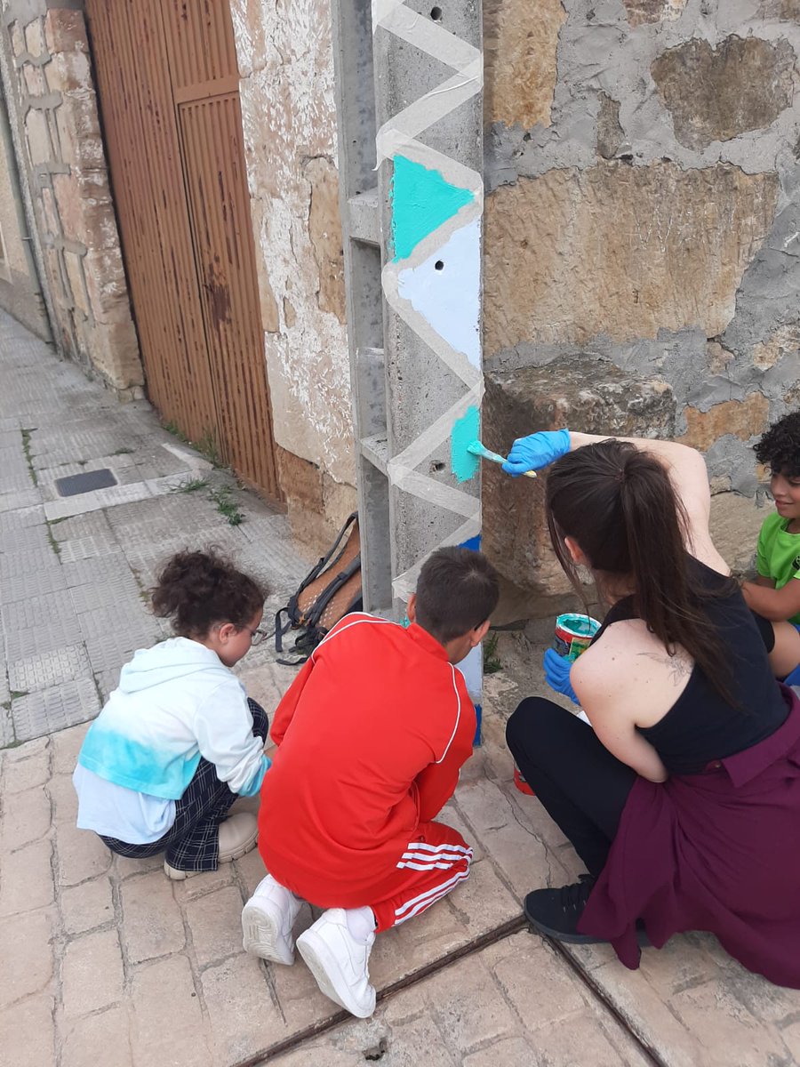 UNICEFCyL's tweet photo. #Paracadainfancia, participación: los niños y niñas del consejo de infancia de @VillamayorCdn @AytoVillamayor han decidido pintar y decorar su camino escolar y hacer este proyecto más suyo. ¡Está quedando estupendo! 
#ciudadesamigas https://t.co/jxysNknjUO